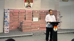 KPK meminjam dana tersebut dari salah satu bank BUMN yang berlokasi tidak jauh dari gedung KPK.