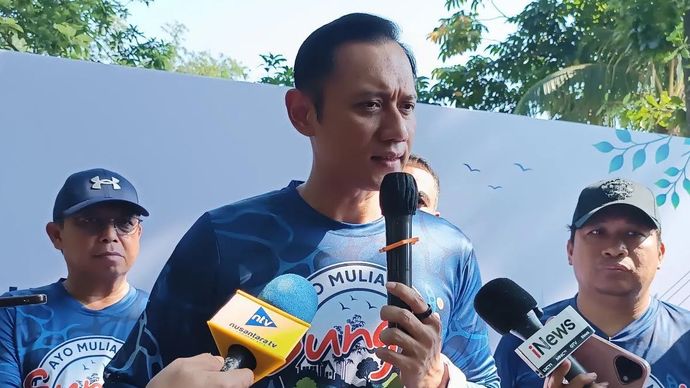Menteri Koordinator Bidang Infrastruktur dan Pembangunan Kewilayahan Agus Harimurti Yudhoyono memberi keterangan kepada media di Kota Bogor, Jawa Barat, Jumat, 19 Juni 2026.