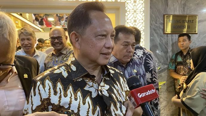 Menteri Dalam Negeri Tito Karnavian menjawab pertanyaan pers di kompleks parlemen, Senayan, Jakarta, Kamis, 11 Juni 2026.