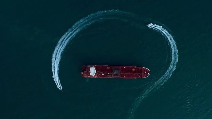 Ilustrasi - Arsip foto yang dirilis pada 21 Juli 2019 menunjukkan kapal tanker minyak Inggris Stena Impero dikelilingi oleh kapal cepat Korps Garda Revolusi Islam Iran (IRGC) di Selat Hormuz, Iran. (ANTARA/Xinhua/HO-ISNA/Morteza Akhoundi/aa)