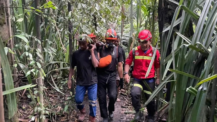im SAR gabungan membawa kantong jenazah korban erupsi Gunung Api Dukono di Halmahera Utara, Maluku Utara, Minggu (10/5/2026). ANTARA/HO-Humas Basarnas.