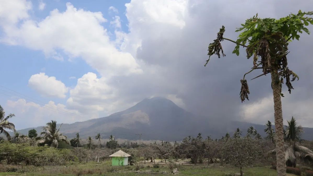 Gunung Lewotobi Laki-laki terpantau dari Pos Pengamatan Gunung Api (PPGA) di Desa Pululera, Kecamatan Wulanggitang, Kabupaten Flores Timur, Nusa Tenggara Timur (NTT). <b>(ANTARA)</b>