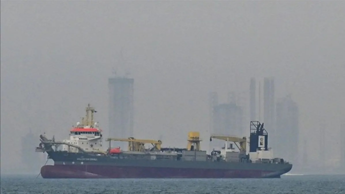 Arsip Foto - Sebuah kapal komersial berlabuh di lepas pantai Uni Emirat Arab akibat gangguan pelayaran di Selat Hormuz, Senin (2/3/2026). ANTARA/Anadolu/as/am.