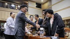 Sebuah unggahan di Facebook menampilkan tangkapan layar artikel yang mengklaim Ketua Komisi III DPR RI, Habiburokhman, menyebut Presiden ke-7 RI Joko Widodo terlibat dalam kasus penyiraman air keras terhadap aktivis KontraS, Andrie Yunus.