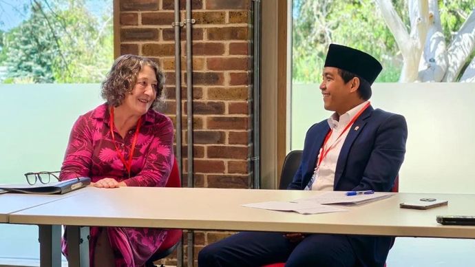 Pertemuan bilateral antara Menteri Kehutanan (Menhut) RI Raja Juli Antoni dengan Perwakilan Khusus Inggris Bidang Alam Ruth Davis dalam rangkaian London Climate Action Week di Kew Gardens Orangery, London, Inggris.