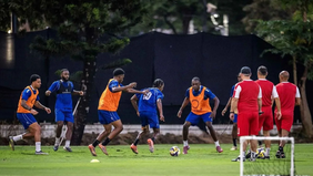 Pelatih tim nasional Indonesia John Herdman mengingatkan anak asuhnya untuk mewaspadai kekuatan serangan balik dari Saint Kitts and Nevis pada laga pembuka FIFA Series 2026 di Stadion Utama Gelora Bung Karno, Jumat, 27 Maret 2026.