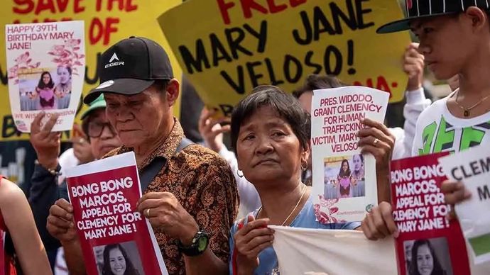 Kerabat dan pendukung warga negara Filipina yang dijatuhi hukuman mati atas kasus penyelundupan narkotika Mary Jane Veloso menggelar aksi protes saat kunjungan Presiden RI Joko Widodo di Manila, Filipina.