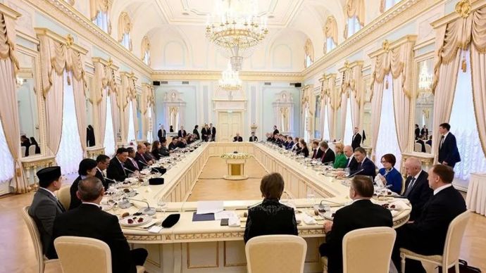 Menteri Energi dan Sumber Daya Mineral (ESDM) Bahlil Lahadalia mendampingi Presiden RI Prabowo Subianto dalam lawatan ke Kota Saint Petersburg, Rusia, untuk menghadiri pertemuan bilateral dengan Presiden Rusia Vladimir Putin di Istana Konstantinovsky, Rusia.
