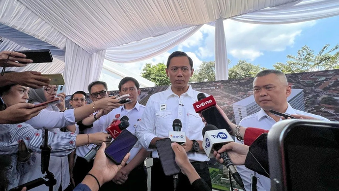 Menteri Koordinator Bidang Infrastruktur dan Pembangunan Kewilayahan Agus Harimurti Yudhoyono (kedua kanan), didampingi Direktur Utama PT KAI Bobby Rasyidin (ketiga kanan), Menteri Perhubungan Dudy Purwagandhi (kanan) memberi keterangan kepada awak media usai Pencanangan Pembangunan Hunian Dalam Rangka Mendukung Program 3 Juta Rumah di lahan aset PT Kereta Api Indonesia di kawasan Stasiun Manggarai Jakarta, Senin 16 Maret 2026. ANTARA/Harianto