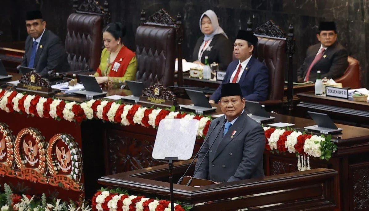 Presiden Prabowo Subianto (kanan, bawah) dengan disaksikan Ketua MPR Ahmad Muzani (kiri), Ketua DPR Puan Maharani (kedua kiri), dan Ketua DPD Sultan Bachtiar Najamudin (kanan) menyampaikan pidato dalam Sidang Tahunan MPR RI dan Sidang Bersama DPR-DPD <b>(Antara)</b>