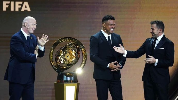 Presiden FIFA Gianni Infantino (kiri), mantan pesepak bola Brasil Ronaldo (tengah), dan mantan pesepak bola Italia Alessandro del Piero (kanan) saat menghadiri pengundian Piala Dunia Antarklub 2025 di Miami, Amerika Serikat (5/12/2024). 