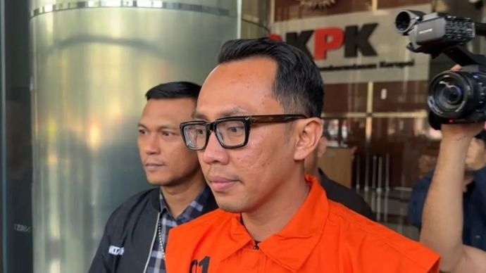 Pihak swasta bernama Augus Dwianggara (kanan) selaku salah satu tersangka kasus dugaan suap pengondisian temuan Badan Pemeriksa Keuangan pada Pemerintah Kabupaten Muara Enim, Sumatera Selatan.