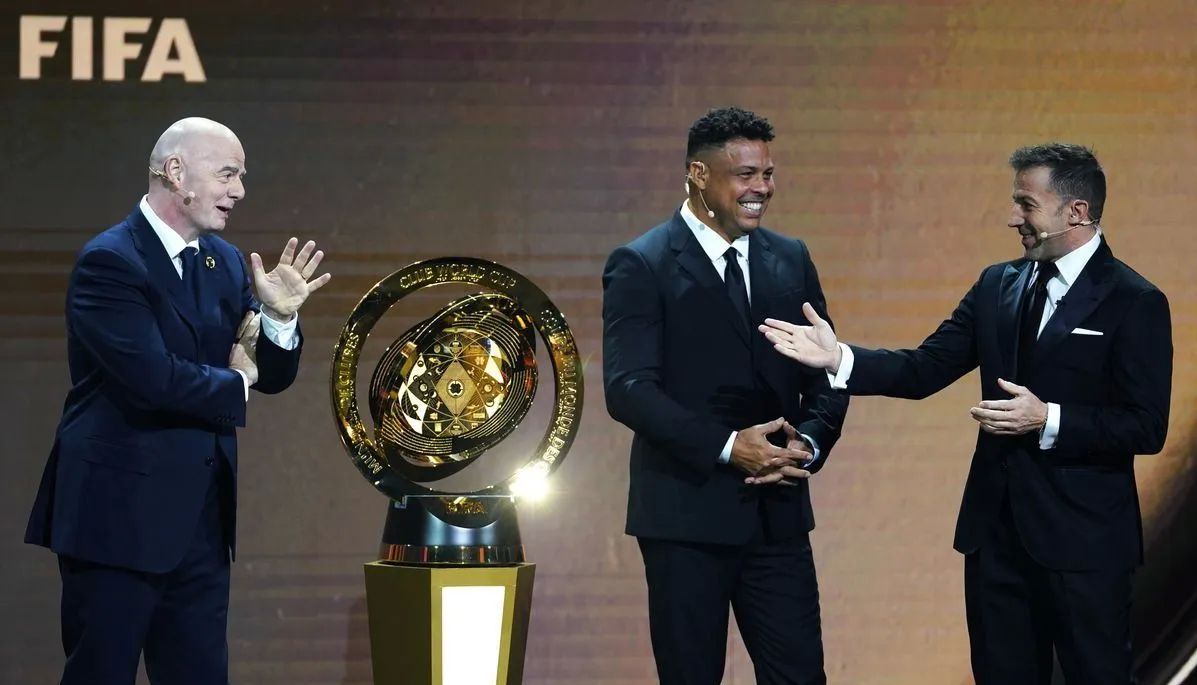Presiden FIFA Gianni Infantino (kiri), mantan pesepak bola Brasil Ronaldo (tengah), dan mantan pesepak bola Italia Alessandro del Piero (kanan) saat menghadiri pengundian Piala Dunia Antarklub 2025 di Miami, Amerika Serikat (5/12/2024).  <b>(Antara)</b>