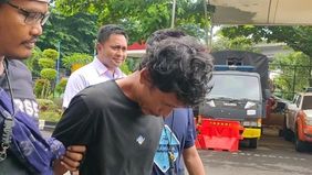 Pihak kepolisian berhasil menangkap seorang terduga pelaku pembunuhan terhadap ibu dan anak berinisial TSL (59) dan ES (35) yang ditemukan tewas dalam kondisi membusuk di dalam toren air rumah mereka.