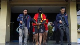 Kepolisian Daerah Sulawesi Selatan (Polda Sulsel) menangkap tiga orang terduga pelaku pengeroyokan terhadap pengemudi ojek daring (ojol) Grab, Rusdamdiansyah alias Dandi (26), yang meninggal dunia setelah dianiaya massa di Makassar.