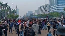 Demo di DPR Ricuh, Transjakarta Alihkan Rute Sejumlah Layanan