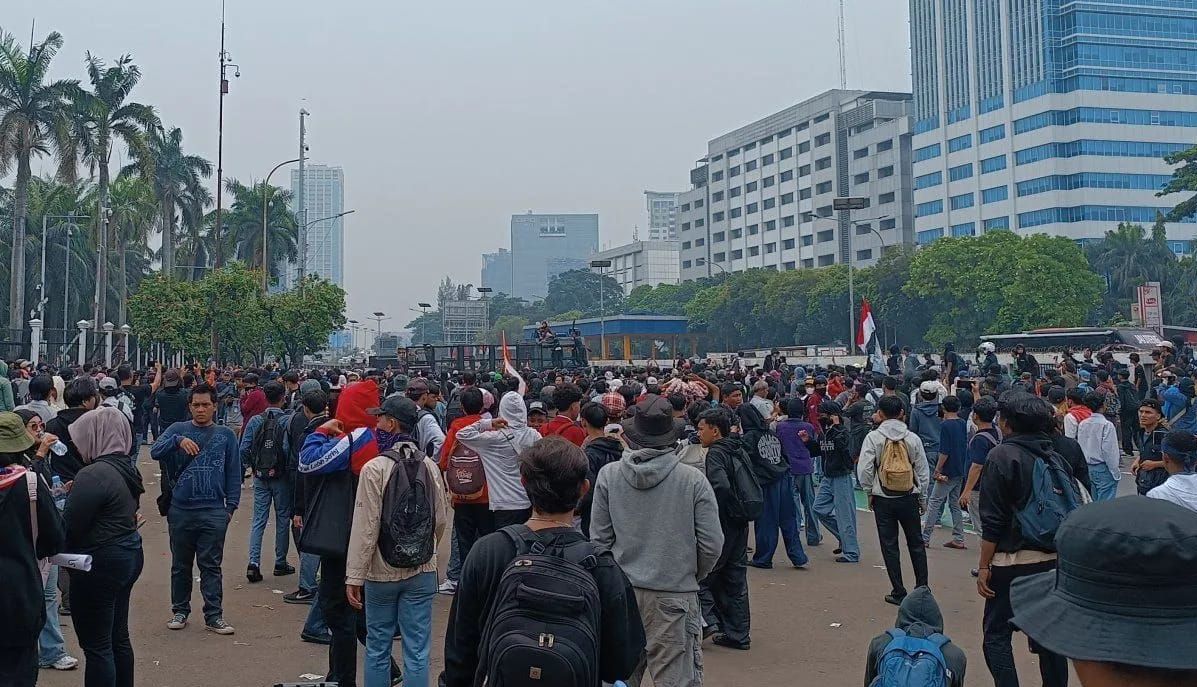 Petugas saat menghalau massa aksi yang berada di Gedung DPR/MPR Jakarta, Senin 25 Agustus 2025. ANTARA/Khaerul Izan. <b>(Antara)</b>