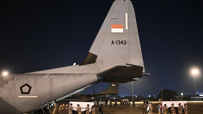 Sejumlah prajurit TNI mengusung peti jenazah personel penjaga perdamaian yang tergabung dalam United Nations Interim Force in Lebanon (UNIFIL) ke dalam pesawat Hercules seusai disemayamkan di Terminal 3 Bandara Soekarno-Hatta, Tangerang, Banten, Sabtu (4/4/2026). ANTARA FOTO/Fauzan/mrh/YU/pri.