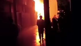 Kebakaran melanda sejumlah bangunan tempat tinggal di Jalan Keagungan, RT 05 RW 04, Kelurahan Keagungan, Kecamatan Tamansari, Jakarta Barat, pada Rabu, 22 Oktober 2025.