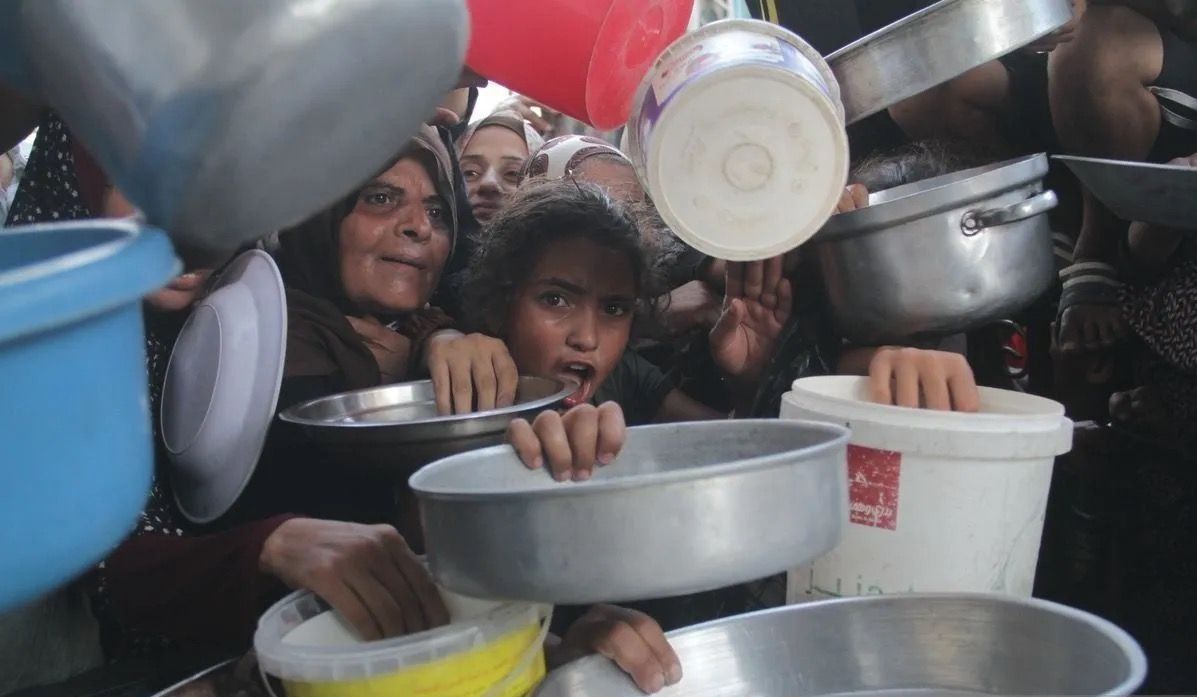 Warga berebut untuk mendapatkan bantuan pangan di kamp pengungsi Jabalia, Jalur Gaza utara. <b>(Antara)</b>