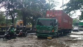 Kemacetan lalu lintas yang terjadi saat banjir di Jalan Daan Mogot, Jakarta Barat, pada Kamis, 29 Januari 2026, diperparah oleh banyaknya sepeda motor yang melawan arus. 