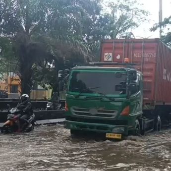 Sepeda Motor Lawan Arus Perparah Kemacetan di Daan Mogot