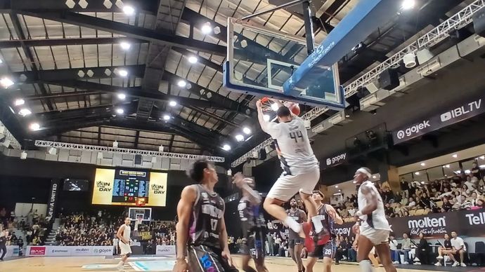 Pebasket Dewa United memasukan bola pada Games 3 First Round Indonesian Basketball League (IBL) Play-Off 2025 di Dewa United Arena, Kabupaten Tangerang, Minggu malam, 6 Juli 2025.