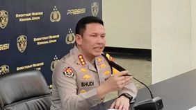 Polda Metro Jaya mengungkapkan bahwa anak berhadapan dengan hukum (ABH) yang menjadi terduga pelaku dalam kasus ledakan di SMAN 72 Jakarta tinggal bersama ayahnya di rumah mereka, sementara sang ibu bekerja di luar negeri.