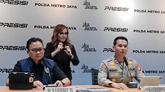 Kasubdit IV Direktorat Siber Polda Metro Jaya AKBP Grawas Sugiharto (kiri) bersama dengan Kasubbid Penmas Polda Metro Jaya Kompol Andaru Rahutomo dalam konferensi pers di Jakarta, Selasa, 30 Juni 2026.