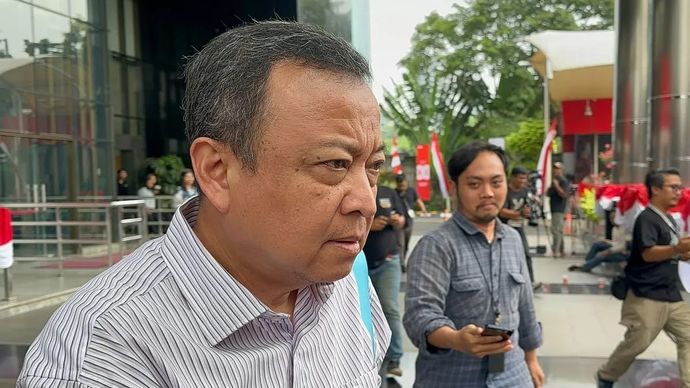 Staf Ahli Menteri Pekerjaan Umum Bidang Ekonomi dan Investasi Abram Elsajaya Barus (kiri) saat meninggalkan Gedung Merah Putih KPK di Jakarta, Selasa 19 Agustus 2025, setelah menjadi saksi kasus dugaan korupsi Dinas PUPR Mempawah. ANTARA/Rio Feisal.