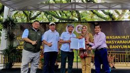 Menhut Serahkan 152 Hektare Kawasan Hutan kepada Korban Tsunami di Banyuwangi