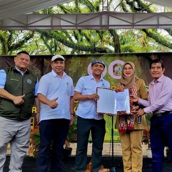 Menhut Serahkan 152 Hektare Kawasan Hutan kepada Korban Tsunami di Banyuwangi