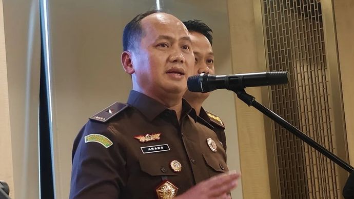 Kepala Pusat Penerangan Hukum Kejaksaan Agung Anang Supriatna berbicara dengan awak media di Jakarta, Selasa, 22 Juli 2025.