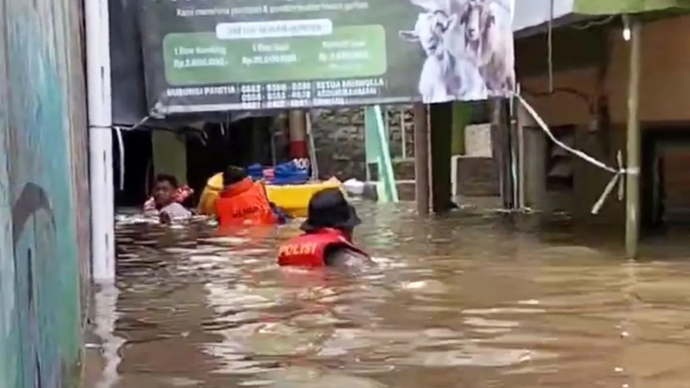 Banjir setinggi 175 sentimeter merendam permukiman warga di wilayah Kebon Pala, Kampung Melayu, Jakarta Timur, Senin 20 April 2026. (ANTARA/Siti Nurhaliza).