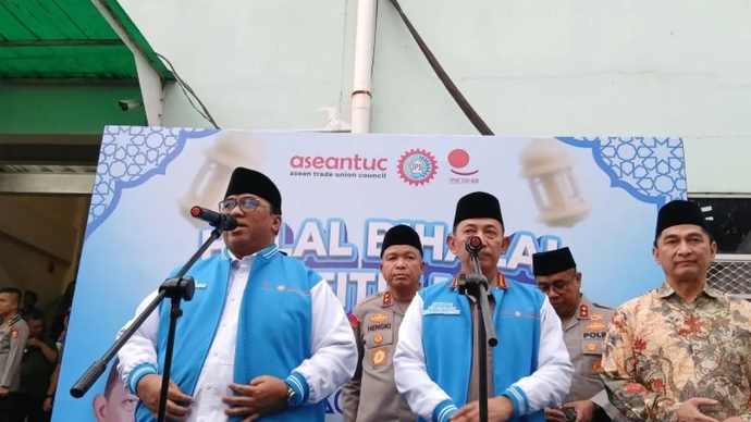 Presiden Konfederasi Serikat Pekerja Seluruh Indonesia (KSPSI), Andi Gani Nena Wea didampingi Kapolri Jenderal Polisi Listyo Sigit Prabowo menyampaikan keterangan pers usai menghadiri agenda Halal Bihalal Buruh di Tangerang, Selasa (14/4/2026). ANTARA/Azmi Samsul M