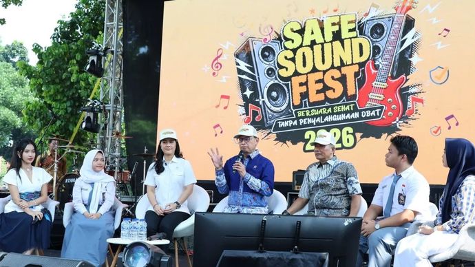 Kepala BPOM Taruna Ikrar (empat dari kiri) dalam festival musik pelajar SMA/SMK se-Jabodetabek bertajuk Safe Sound Fest 2026 di SMAN 70 Jakarta.