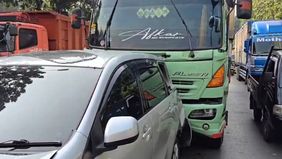 Kecelakaan beruntun melibatkan 13 kendaraan terjadi di Jalan Perintis Kemerdekaan, kawasan Pulomas, Pulogadung, Jakarta Timur, Jumat pagi, 25 Juli 2025. Diduga akibat rem blong, sebuah truk trailer melaju tak terkendali dan menghantam deretan kendara
