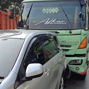 Kronologi Truk Trailer Seruduk 13 Kendaraan di Pulogadung, Satu Orang Luka Berat