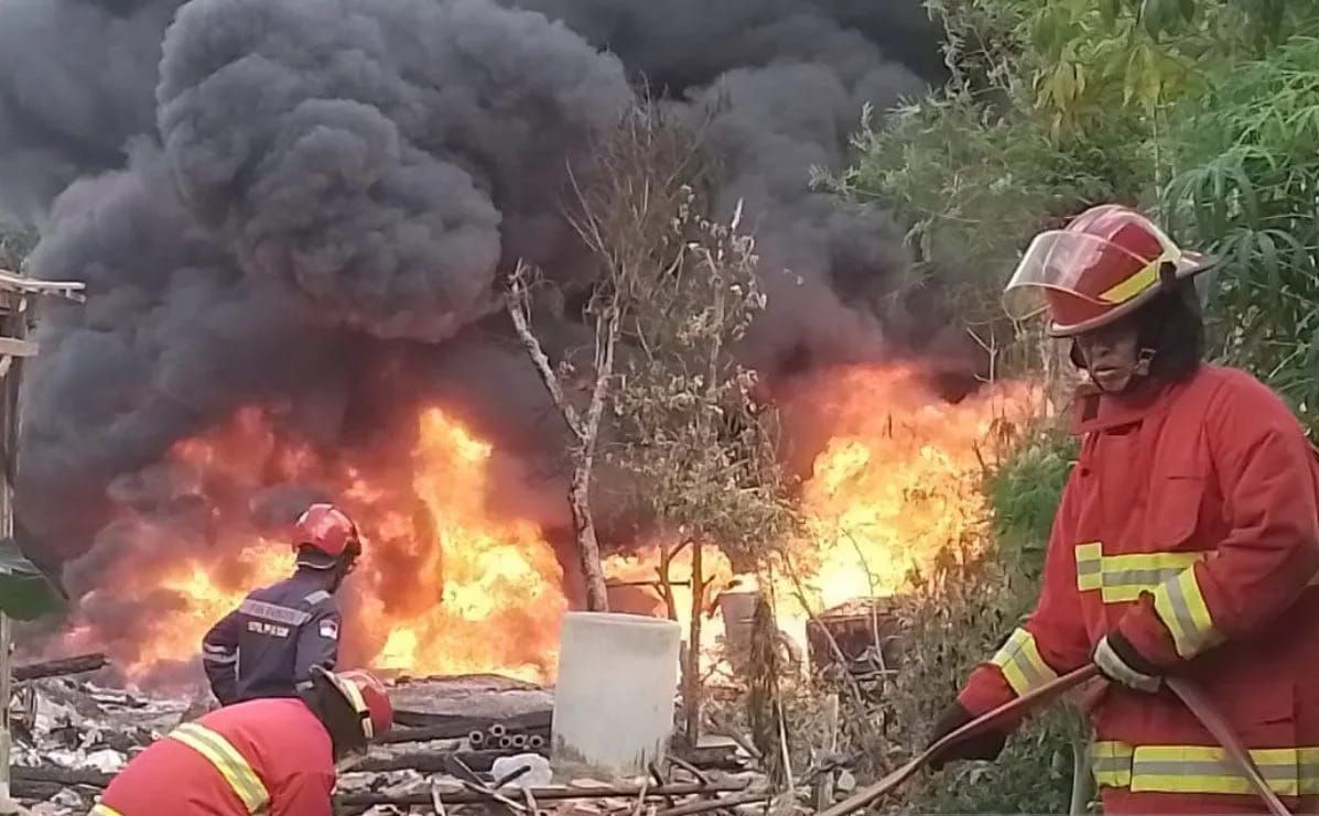 Insiden kebakaran sumur minyak di Dukuh Gendono, Desa Gandu, Kecamatan Bogorejo, Kabupaten Blora, tiga warga setempat dilaporkan meninggal. (HO - Gunawan) <b>(Antara)</b>