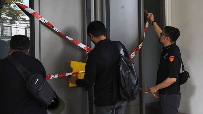 Dokumentasi-Sejumlah penyidik Kejaksaan Agung membuka segel kediaman pengusaha Muhammad Riza Chalid untuk proses penggeledahan di Jalan Jenggala II, Kebayoran Baru, Jakarta Selatan, Selasa, 25 Februari 2025.