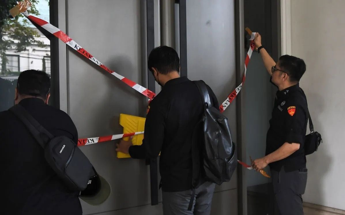 Dokumentasi-Sejumlah penyidik Kejaksaan Agung membuka segel kediaman pengusaha Muhammad Riza Chalid untuk proses penggeledahan di Jalan Jenggala II, Kebayoran Baru, Jakarta Selatan, Selasa, 25 Februari 2025. <b>(Antara)</b>