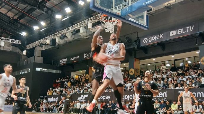 Pebasket Rans Simba Bogor berebut bola dengan pebasket Dewa United pada pertandingan ke dua semifina Indonesian Basketball League (IBL) 2025 di Dewa United Arena, Kabupaten Tangerang, Sabtu malam, 12 Juli 2025.