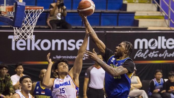 Pebasket Prawira Bandung De Vaughn Washington dan pebasket Rajawali Medan Ebenezer Frans.