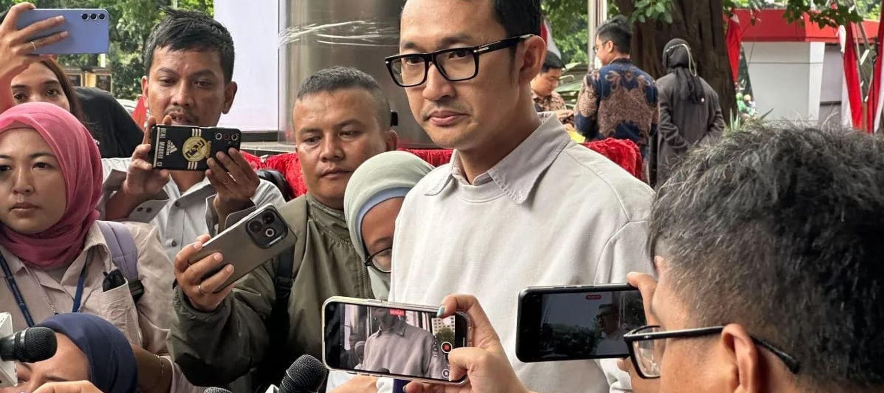 Juru Bicara Komisi Pemberantasan Korupsi Budi Prasetyo (kanan) saat memberikan keterangan di Gedung Merah Putih KPK, Jakarta, Jumat 22 Agustus 2025. (ANTARA/Rio Feisal)