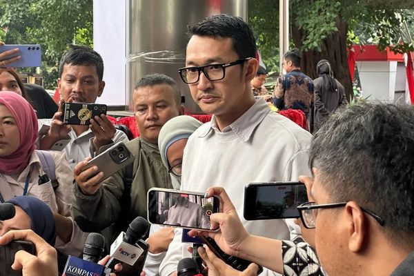 Juru Bicara Komisi Pemberantasan Korupsi Budi Prasetyo (kanan) saat memberikan keterangan di Gedung Merah Putih KPK, Jakarta, Jumat 22 Agustus 2025. (ANTARA/Rio Feisal)