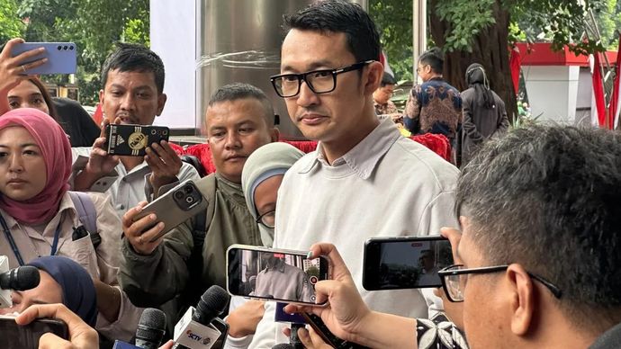 Juru Bicara Komisi Pemberantasan Korupsi Budi Prasetyo (kanan) saat memberikan keterangan di Gedung Merah Putih KPK, Jakarta, Jumat 22 Agustus 2025. (ANTARA/Rio Feisal)