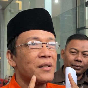 Immanuel Ebenezer Pakai Peci Saat Diperiksa KPK: "Biar Lebih Keren"