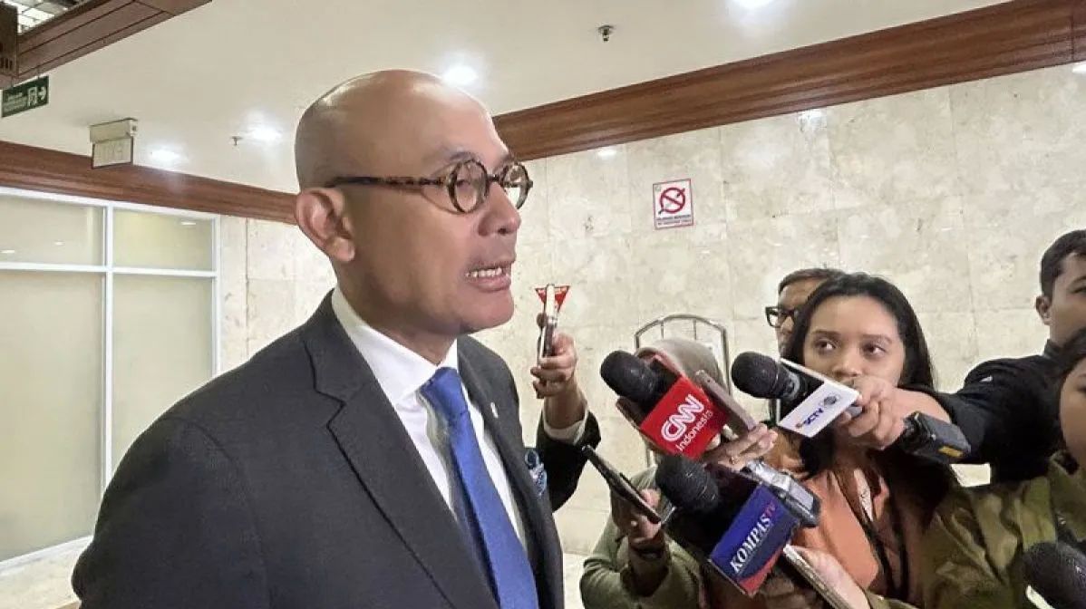 Wakil Menteri Luar Negeri (Wamenlu) Indonesia Arrmanatha C. Nasir berbicara kepada wartawan usai rapat kerja dengan Komisi I DPR RI di Kompleks Senayan, Jakarta, Selasa, 2 September 2025. <b>(ANTARA)</b>