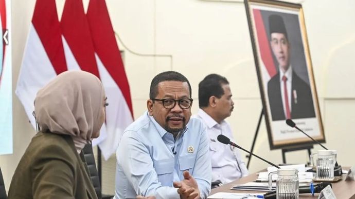 Kepala Badan Komunikasi Pemerintah Muhammad Qodari (tengah) bersama Sekretaris Jenderal Kementerian Pertanian Suwandi (kanan) dan Juru Bicara Kementerian Energi dan Sumber Daya Mineral (ESDM) Dwi Anggia (kiri).