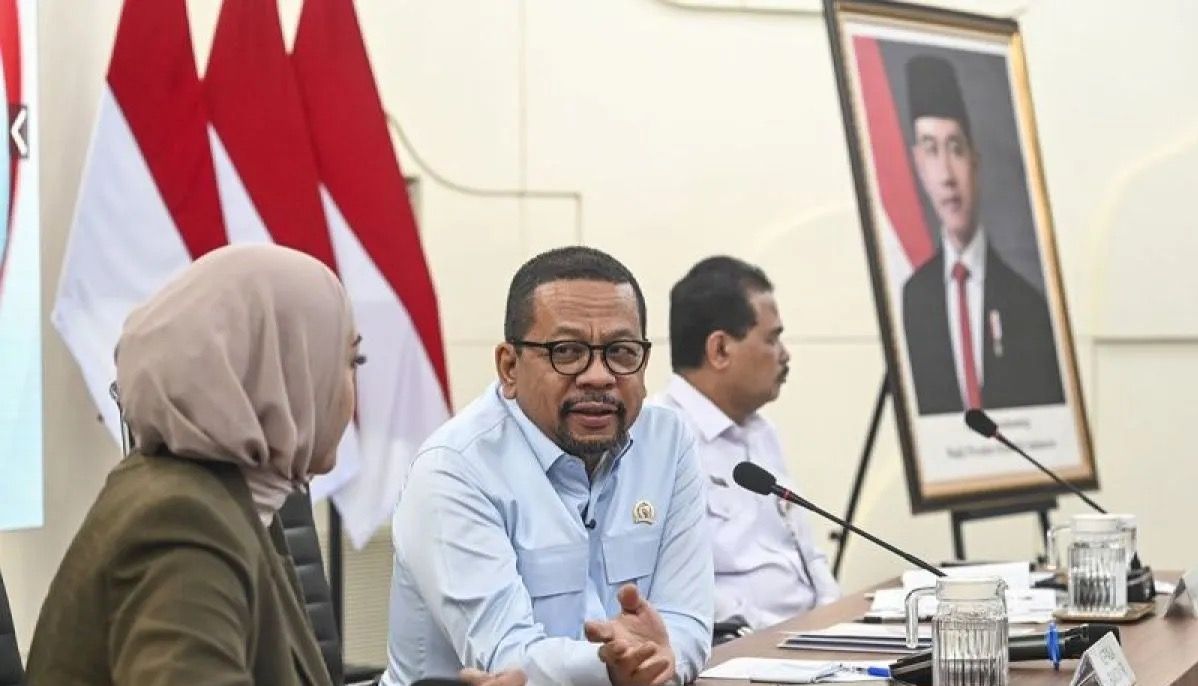 Kepala Badan Komunikasi Pemerintah Muhammad Qodari (tengah) bersama Sekretaris Jenderal Kementerian Pertanian Suwandi (kanan) dan Juru Bicara Kementerian Energi dan Sumber Daya Mineral (ESDM) Dwi Anggia (kiri). <b>(Antara)</b>